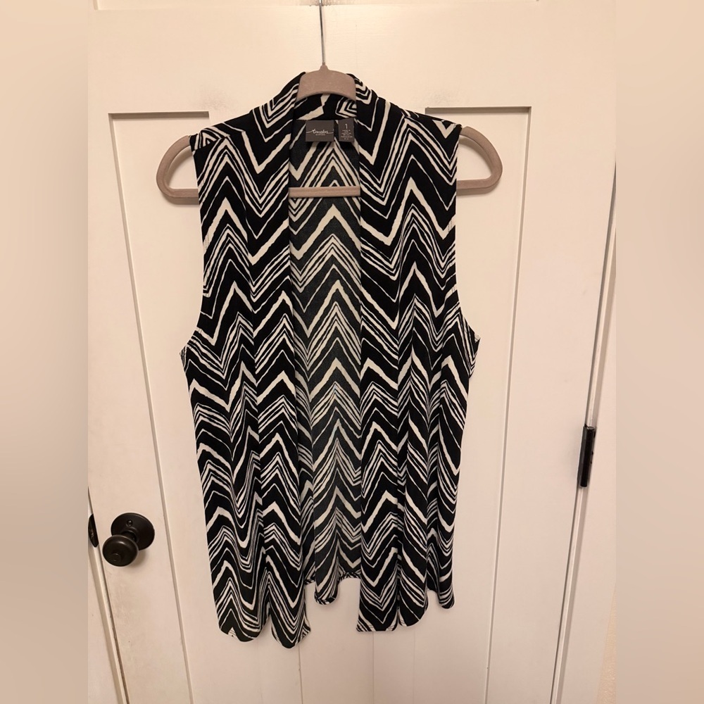 Chicos Travelers Size 1 US Medium Sleeveless Open Front Cardigan Vest Chevron